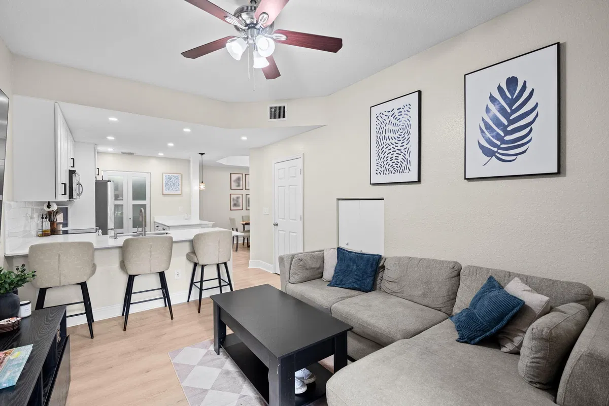 Unit 2402 photo 10