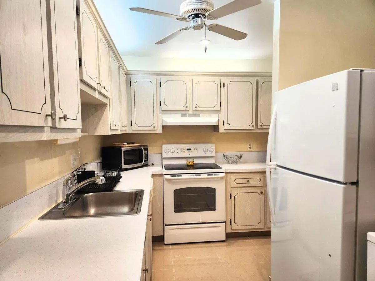 Unit 202 photo 4