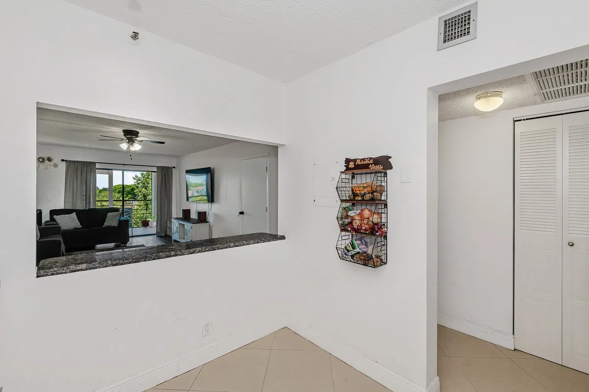  Unit 502 photo 16