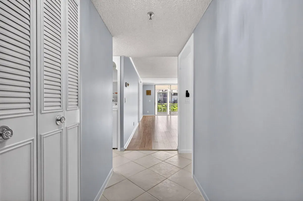 Unit 102 photo 4