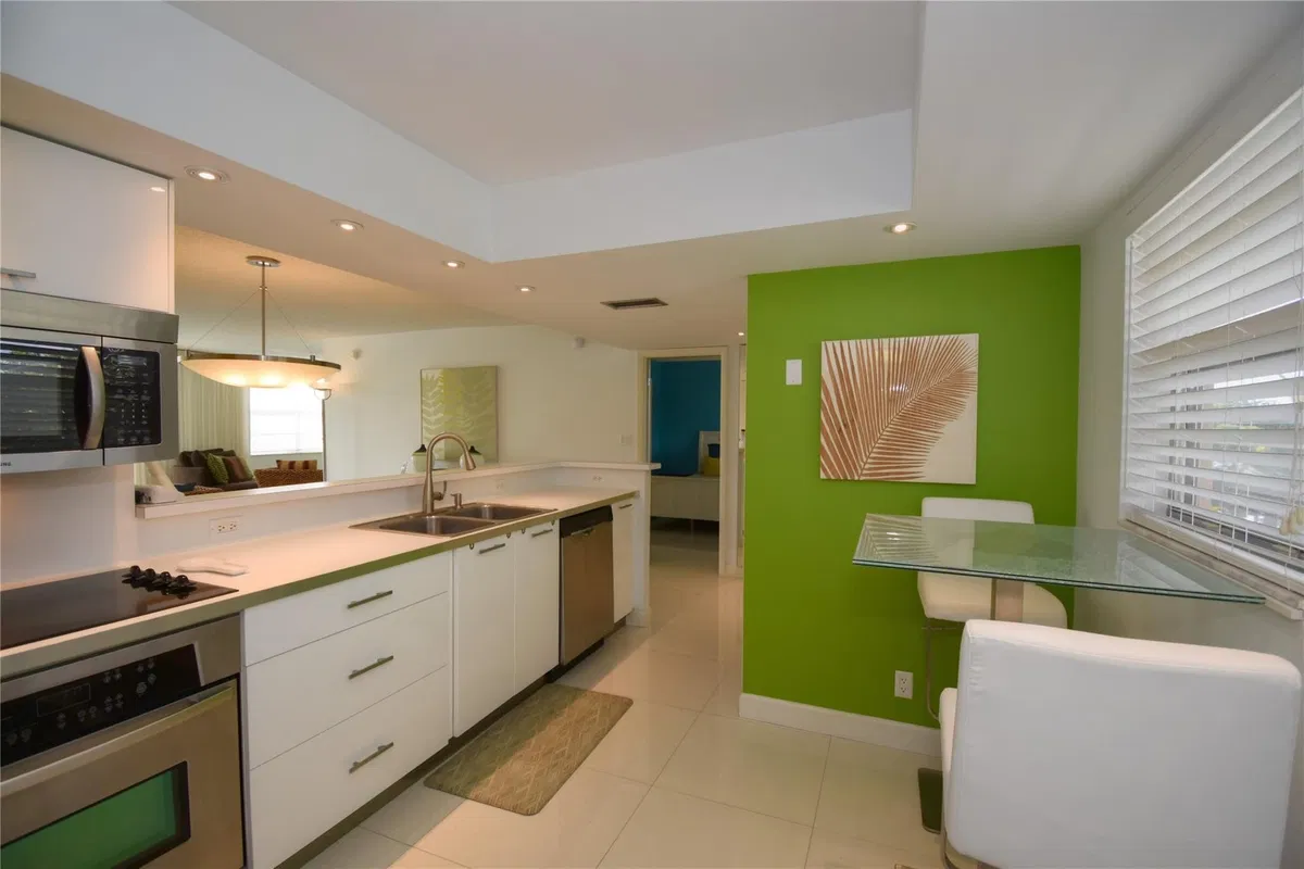 Unit 323 photo 4