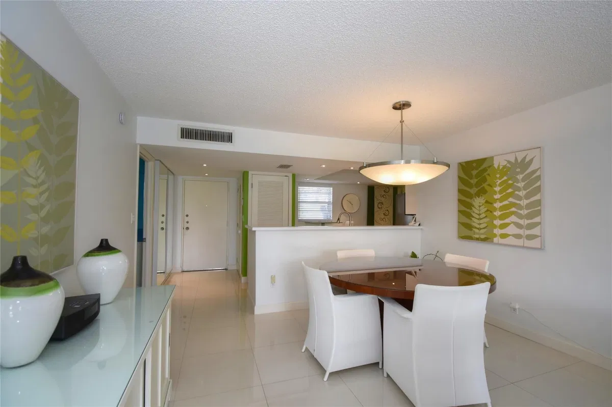 Unit 323 photo 7