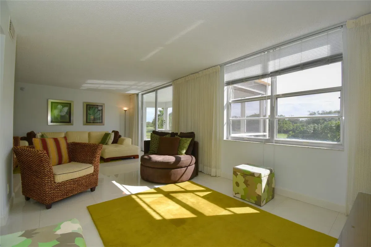 Unit 323 photo 13