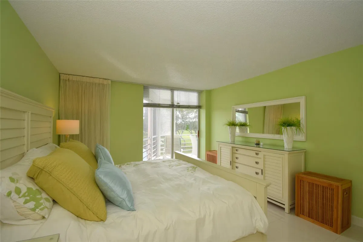 Unit 323 photo 16