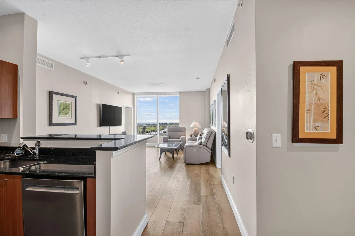 Unit 1604 photo 10