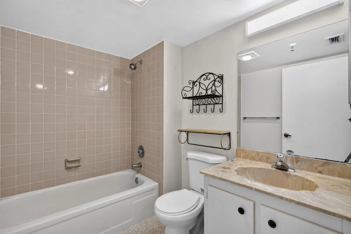 Unit 109 photo 16