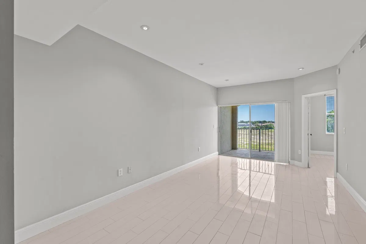 Unit 322 photo 7
