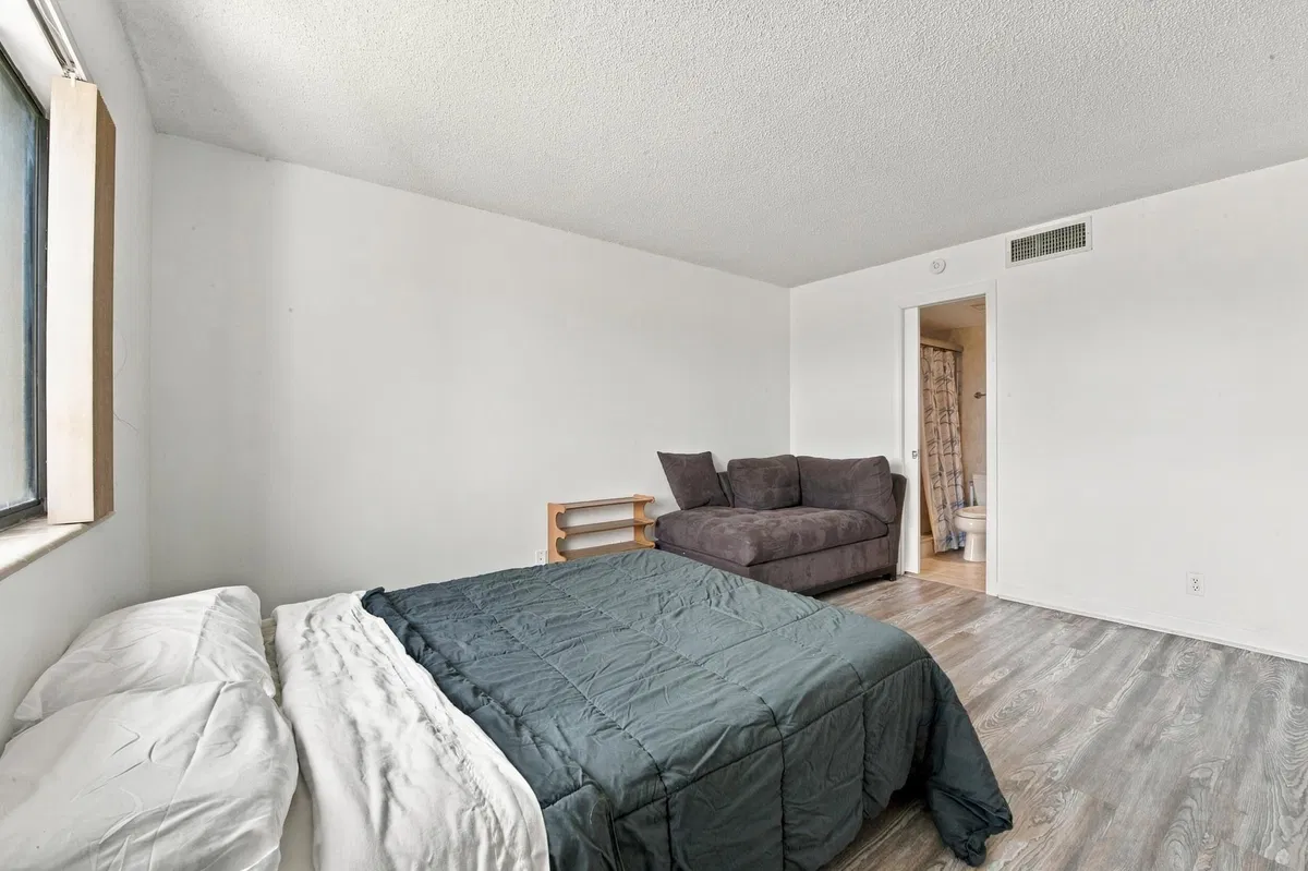 Unit 303 photo 37