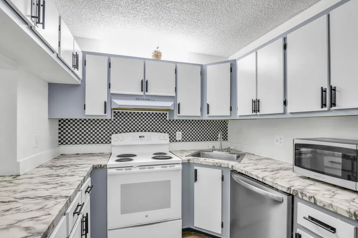 Unit E2 photo 10