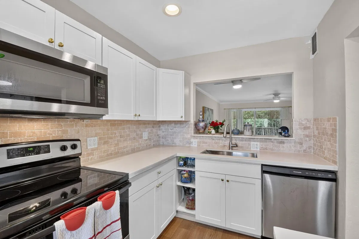 Unit 244 photo 4