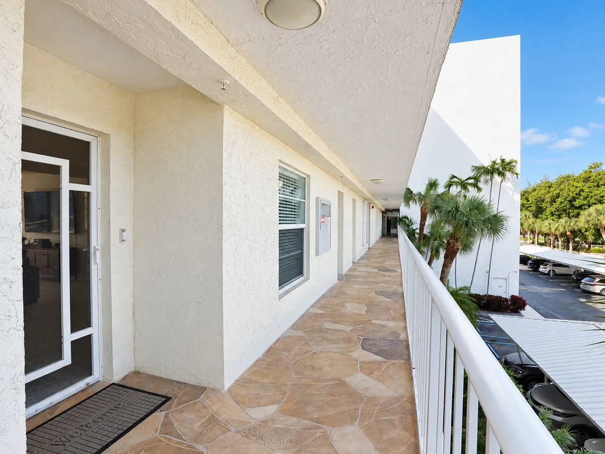 Unit 4302 photo 4