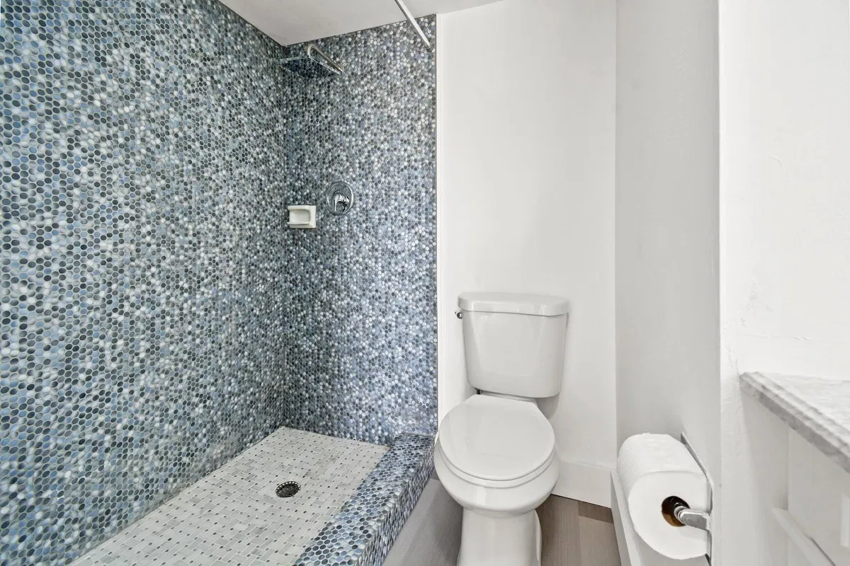  Unit C photo 16