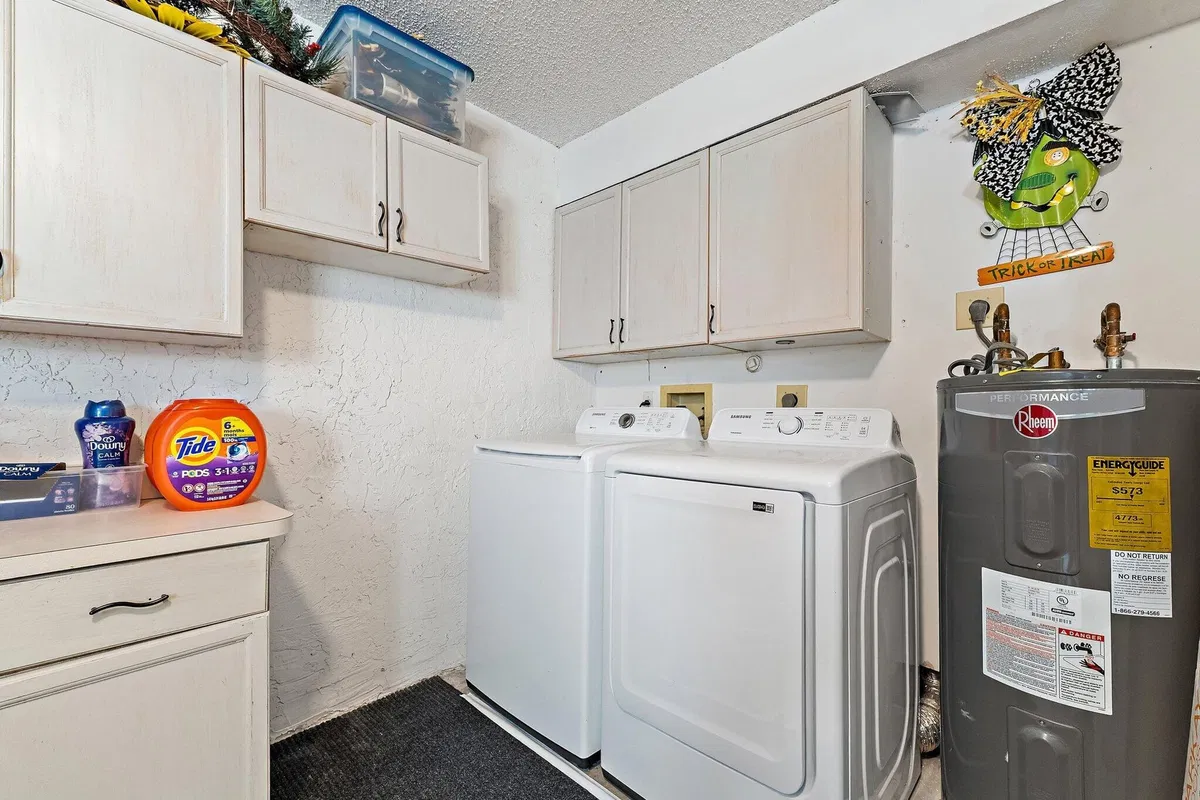 Unit B photo 37