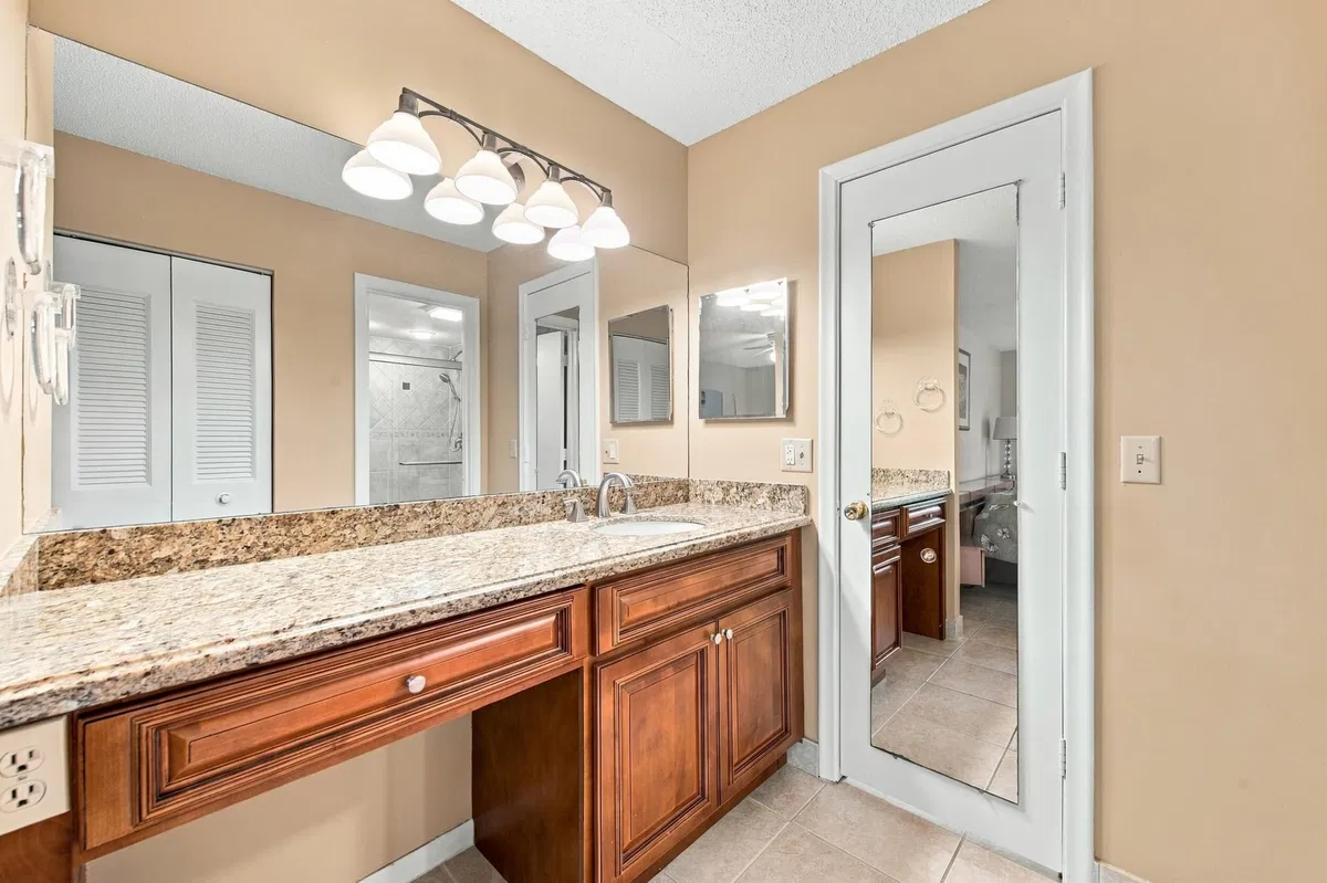 Unit 102 photo 19