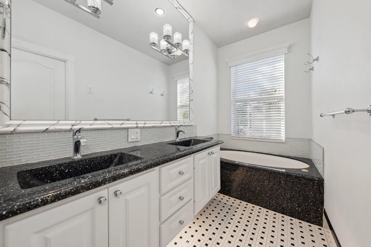 Residence photo 22