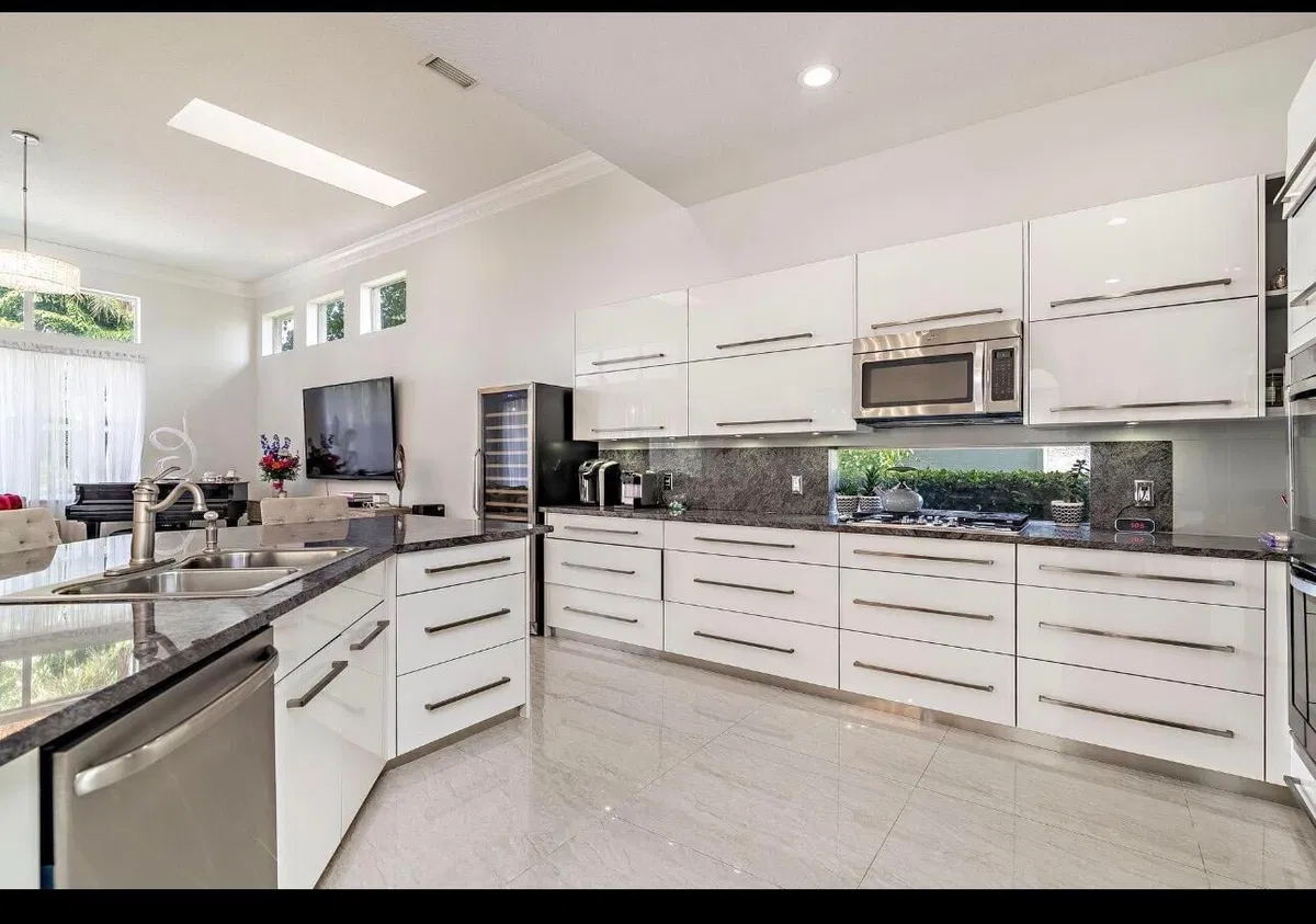 Unit 125 photo 4