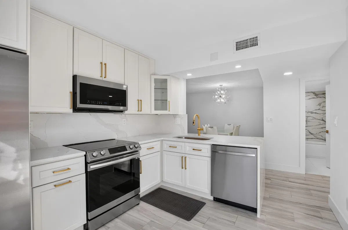 Unit 163 photo 7