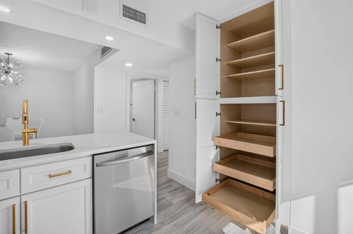 Unit 163 photo 10