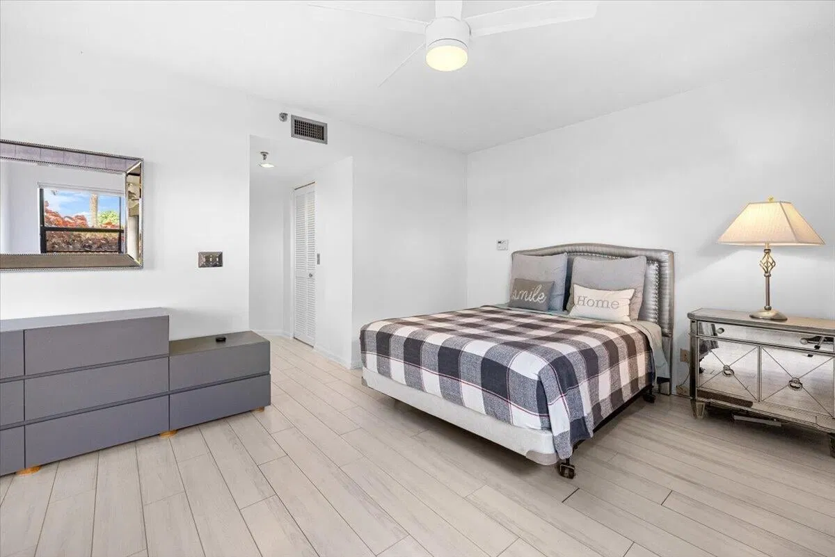 Unit 104 photo 16