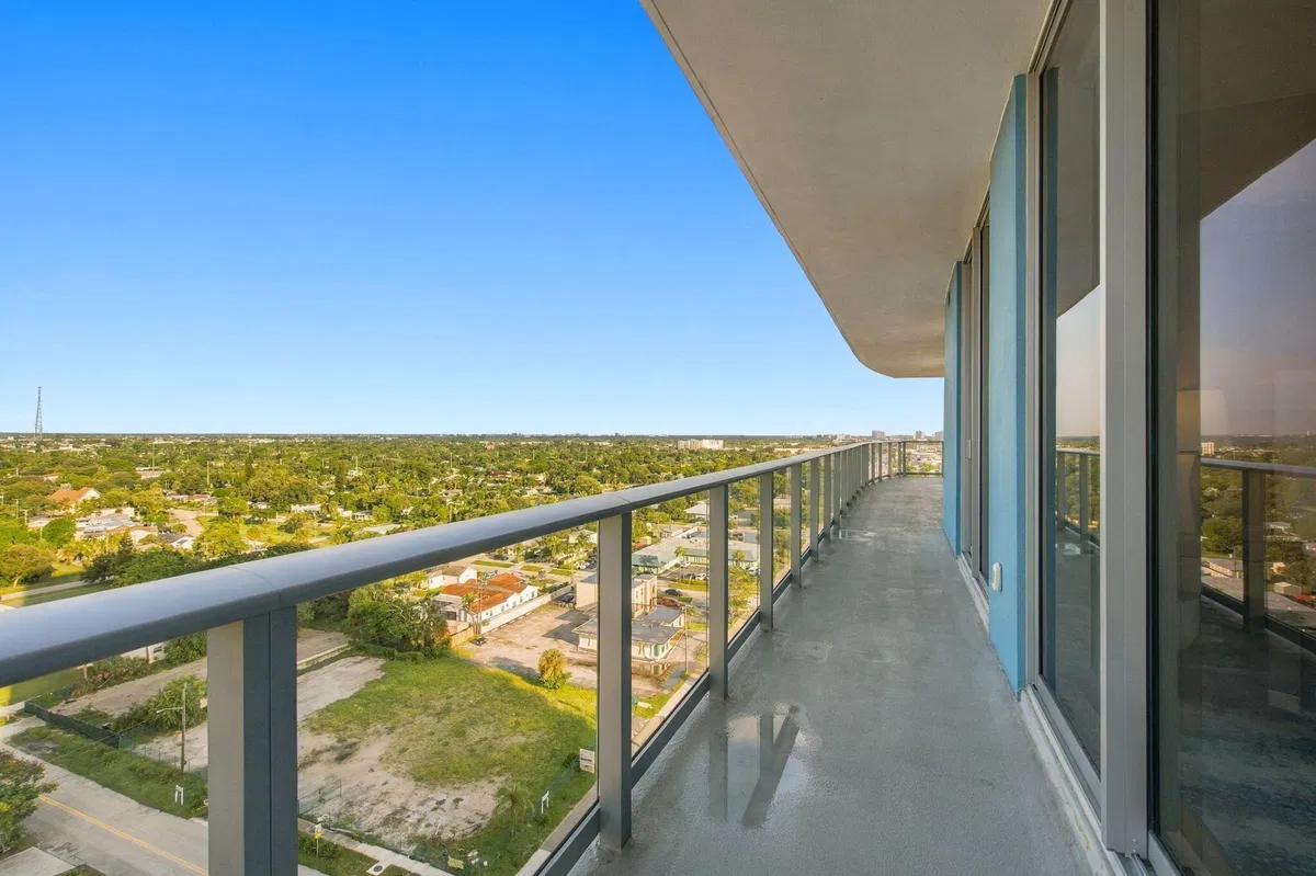 Nautilus 220 Unit 1423 photo 43