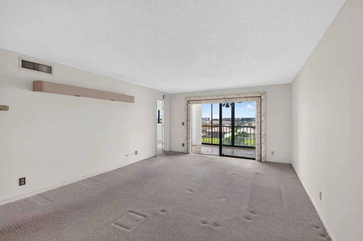 Unit 404 photo 10