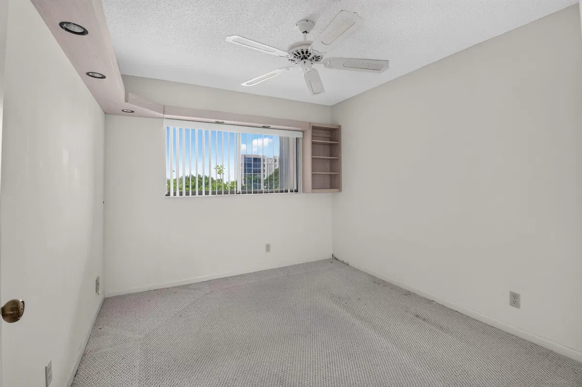 Unit 404 photo 22