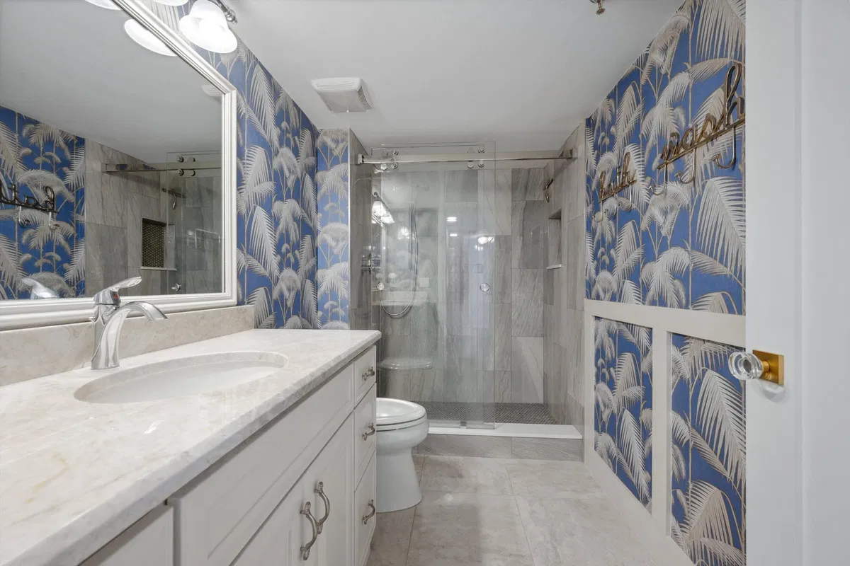 Unit 807 photo 16