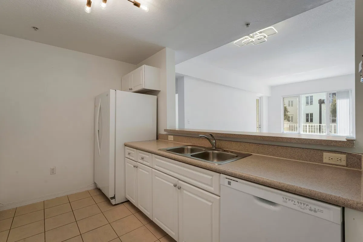 Unit 215 photo 4