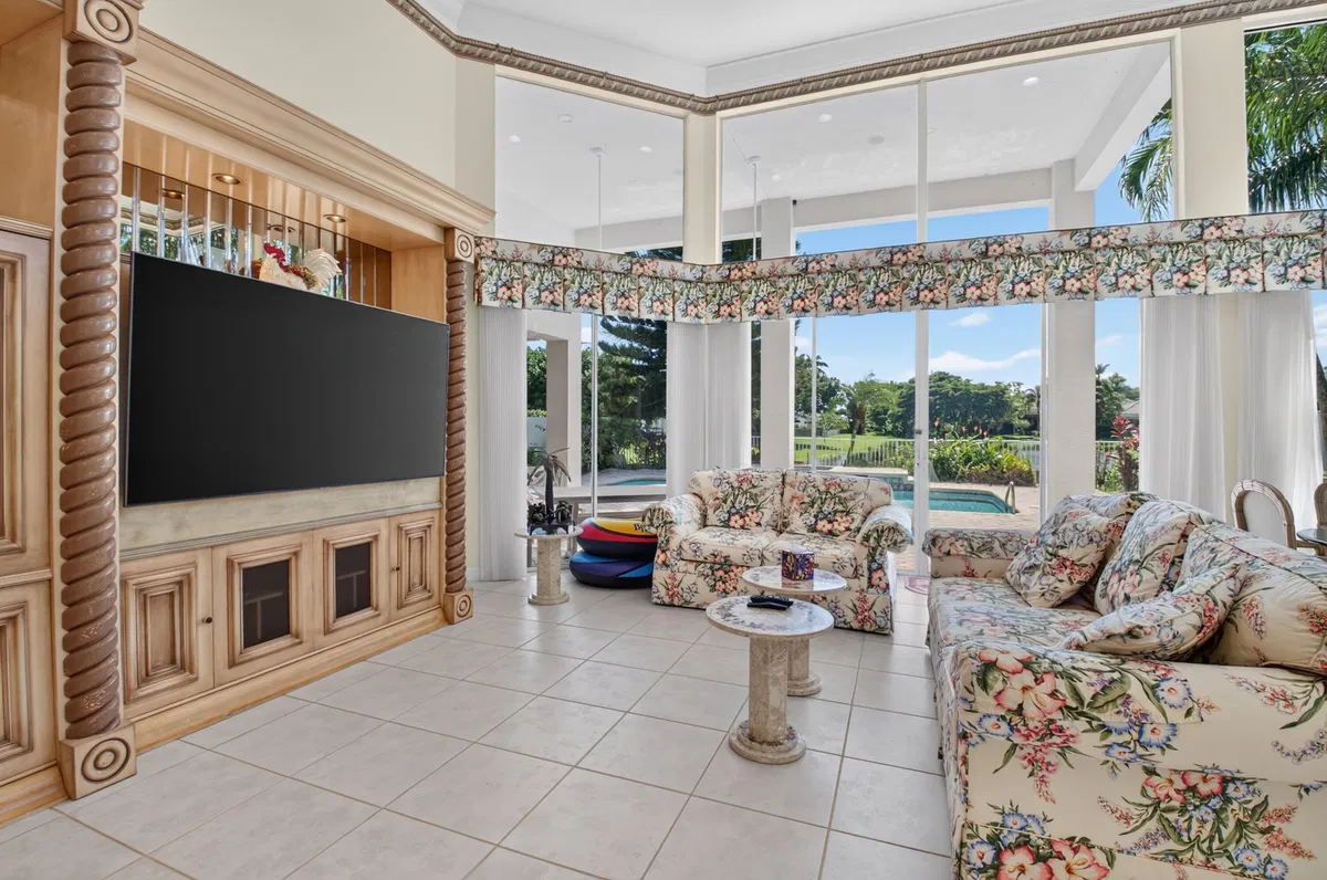 Woodfield Country Club Residence photo 25