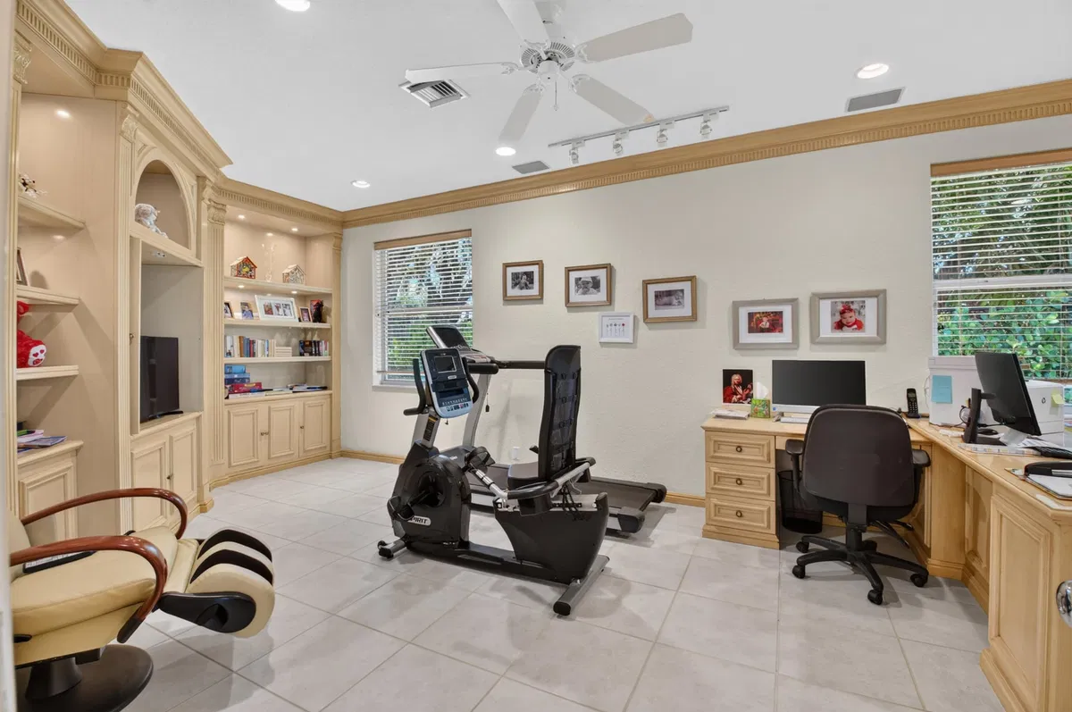 Woodfield Country Club Residence photo 34