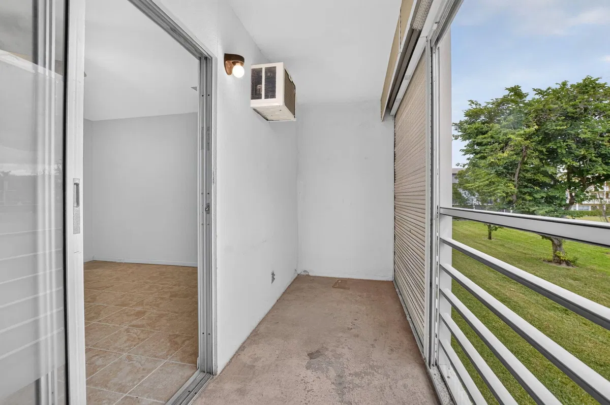 Unit 233 photo 16