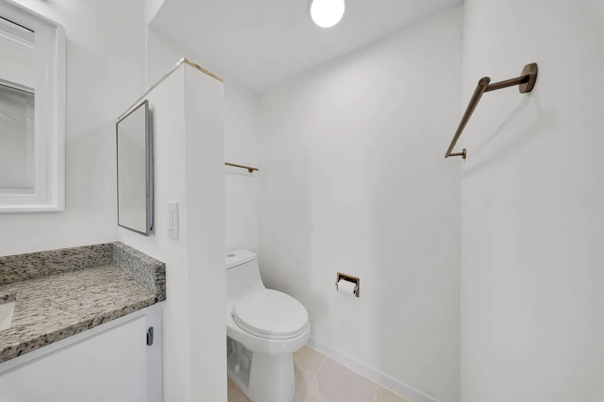 Unit 305 photo 16