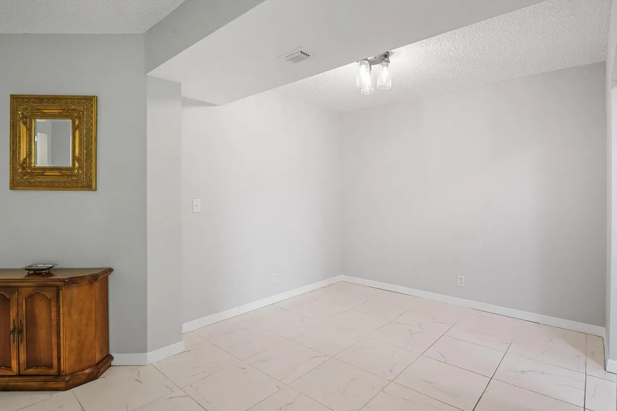 Unit 211 photo 4