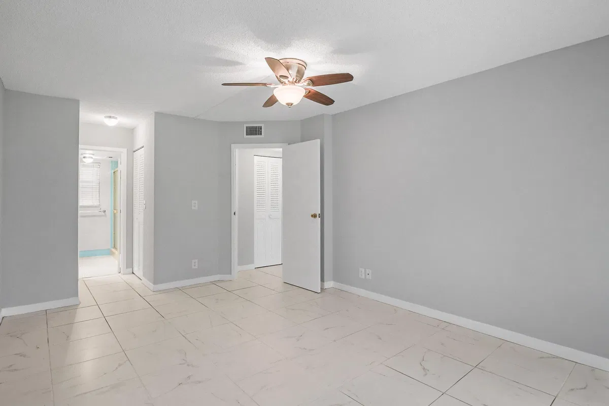 Unit 211 photo 10