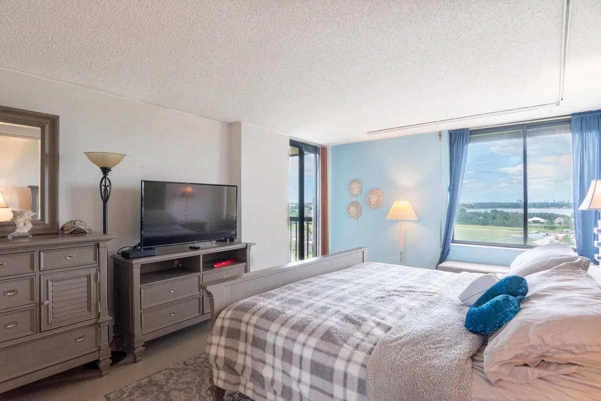 Unit 1103 photo 22