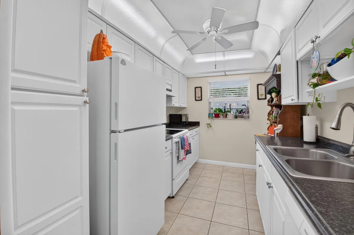 Unit 1406 photo 13