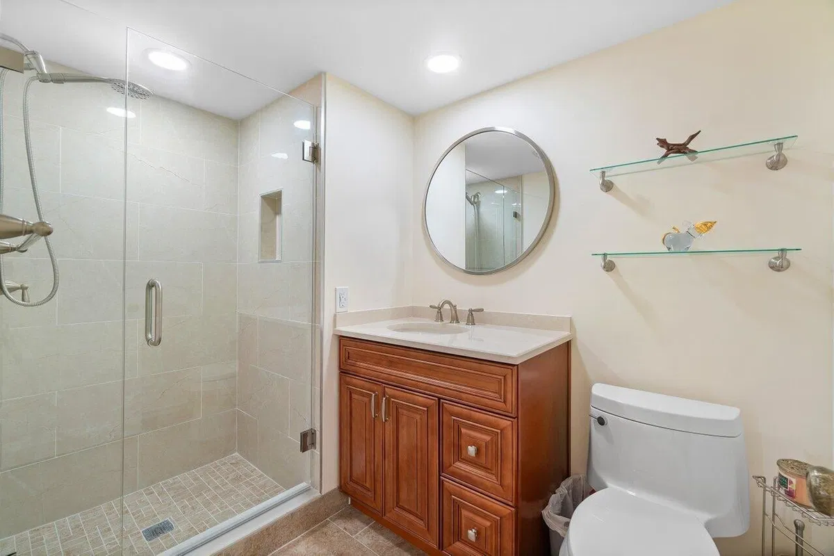 Unit H photo 19