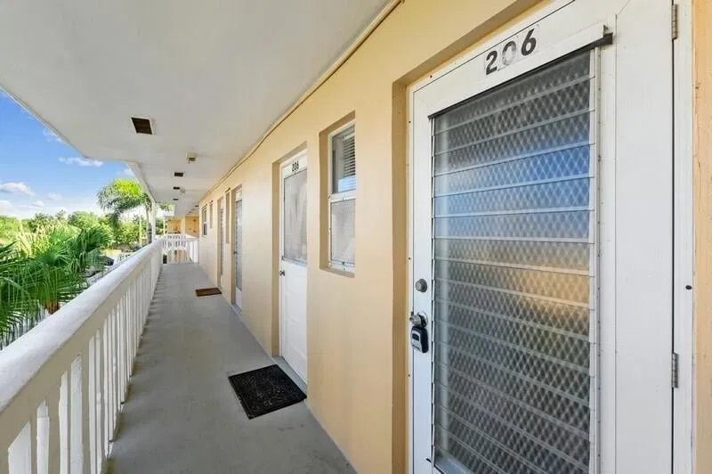 Unit 206 photo 4