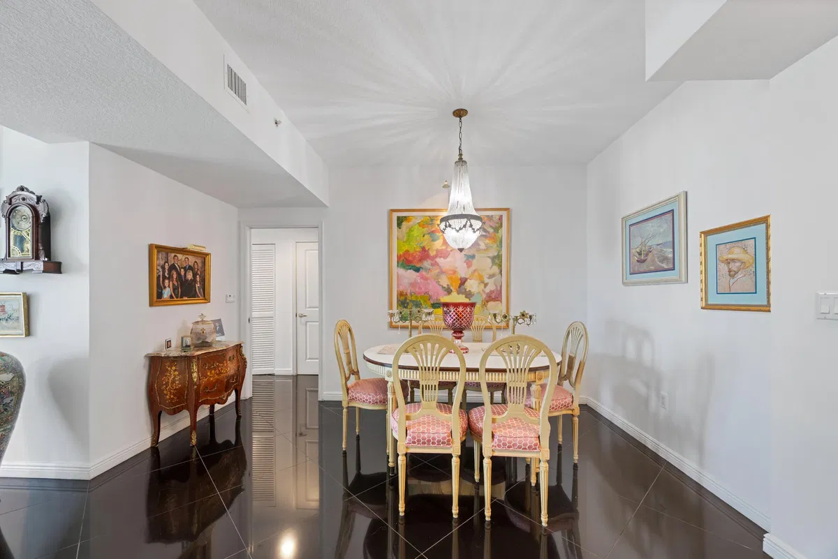  Unit 610 photo 10