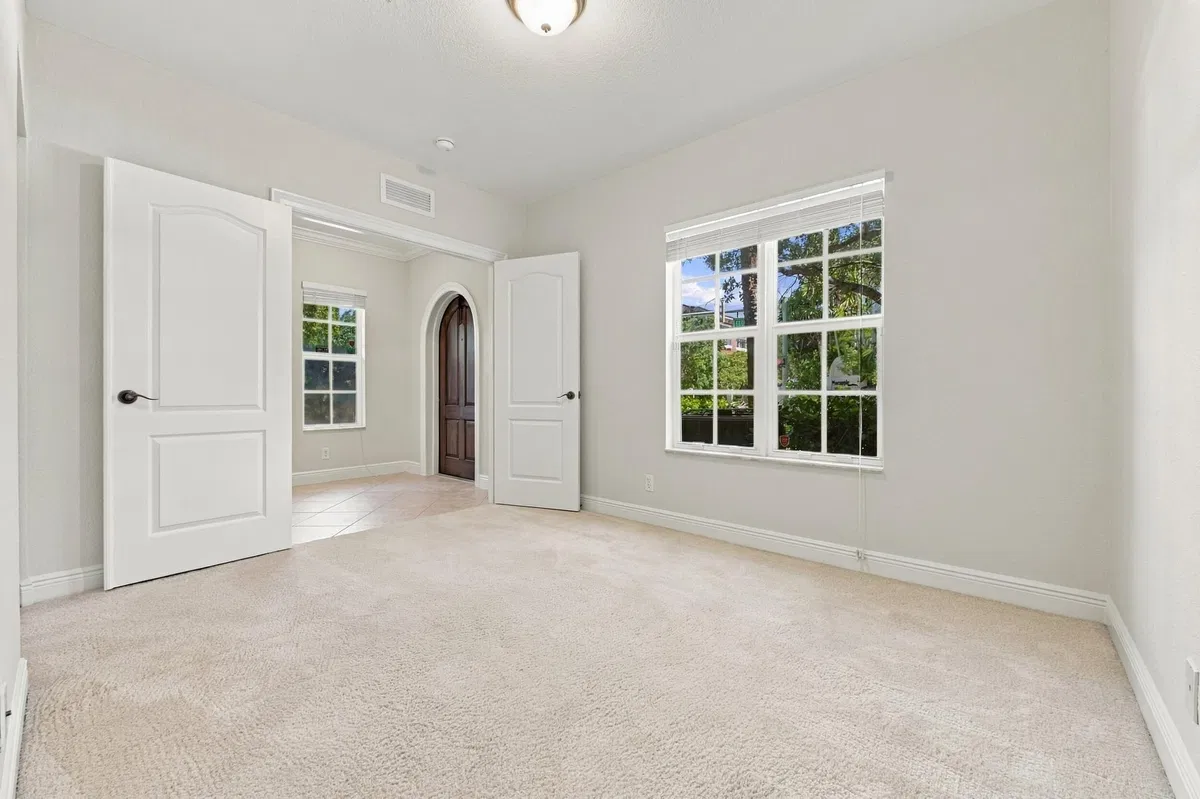 Unit 25 photo 10