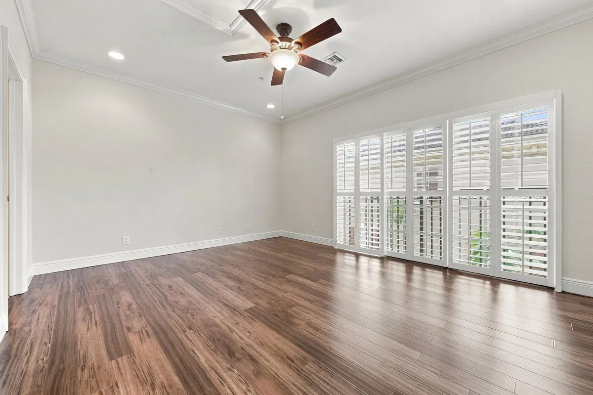 Unit 25 photo 28
