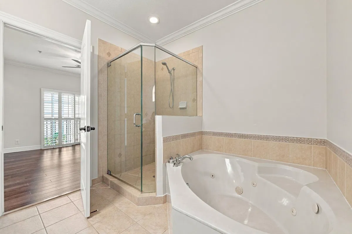 Unit 25 photo 34