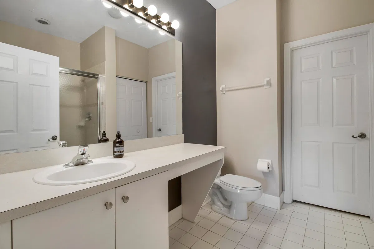  Unit H photo 16