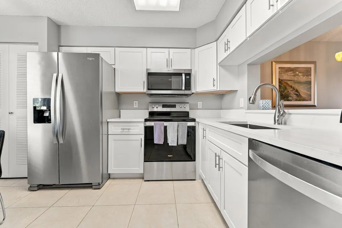 Unit 402 photo 4