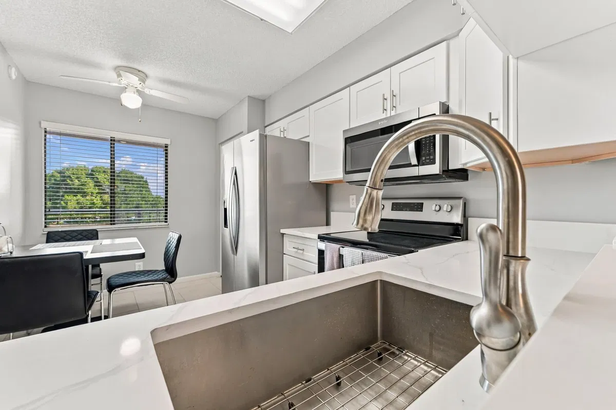 Unit 402 photo 7