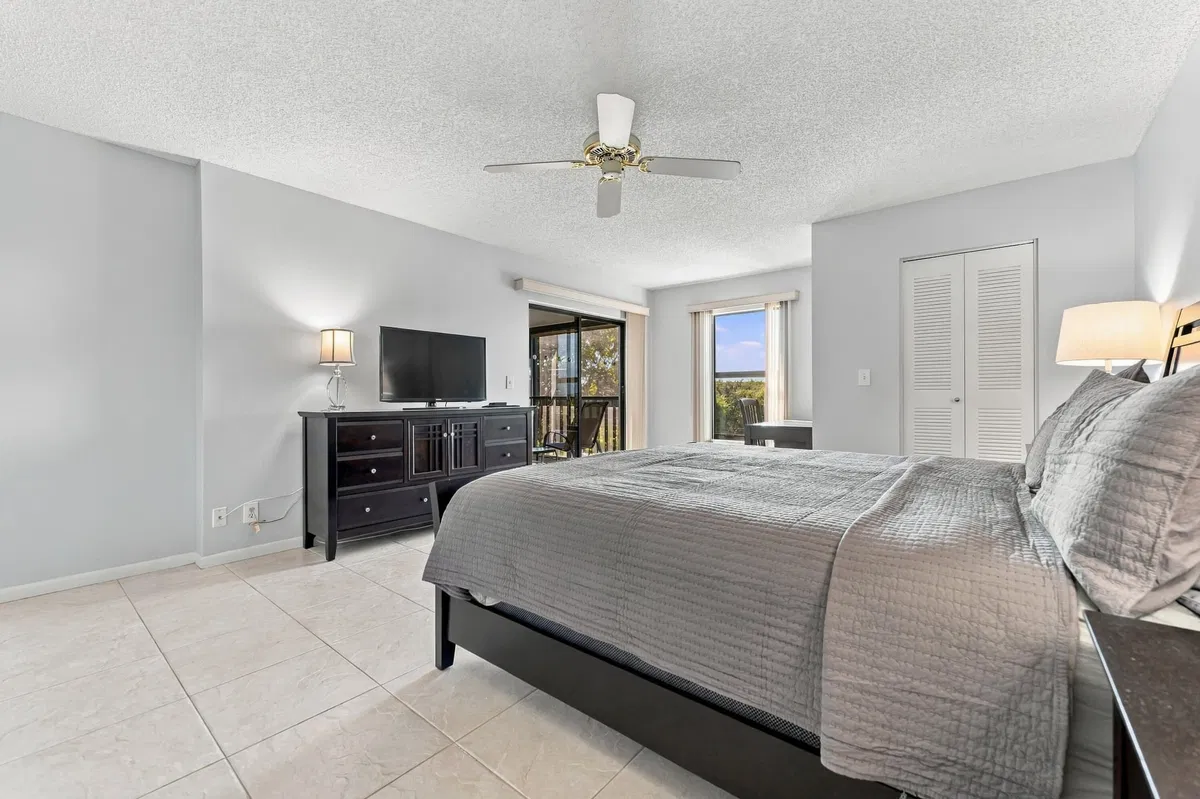 Unit 402 photo 19