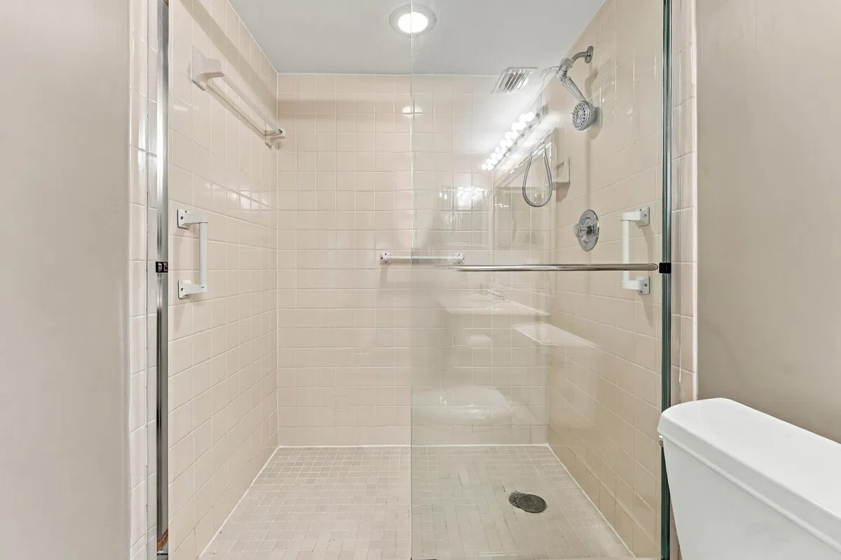 Unit 402 photo 25