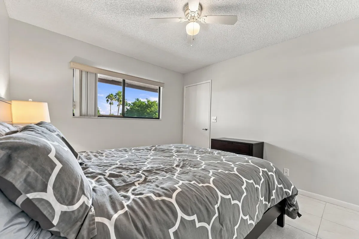 Unit 402 photo 28