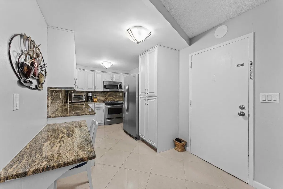 Unit 407 photo 16