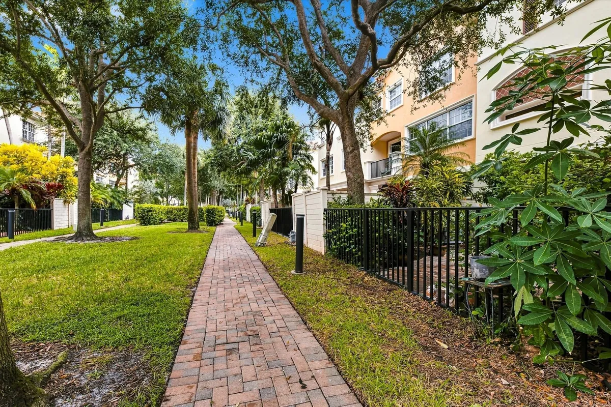  Residence photo 49
